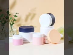Des pots cosmétiques en plastique PP haut de gamme. Des pots de crème personnalisables pour les soins de la peau.