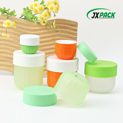 Un pot de crème cosmétique en plastique en PP 50g avec un bouchon à vis